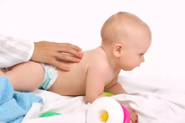 怎么分辨十个月宝宝便秘还是攒肚,宝宝放屁不拉大便是攒肚还是便秘