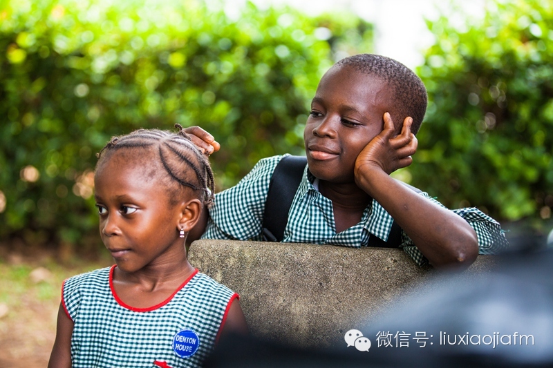 男人关心足球，女人关心发型