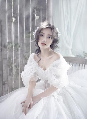 李小璐穿白纱照片,李小璐白纱逆龄登封面