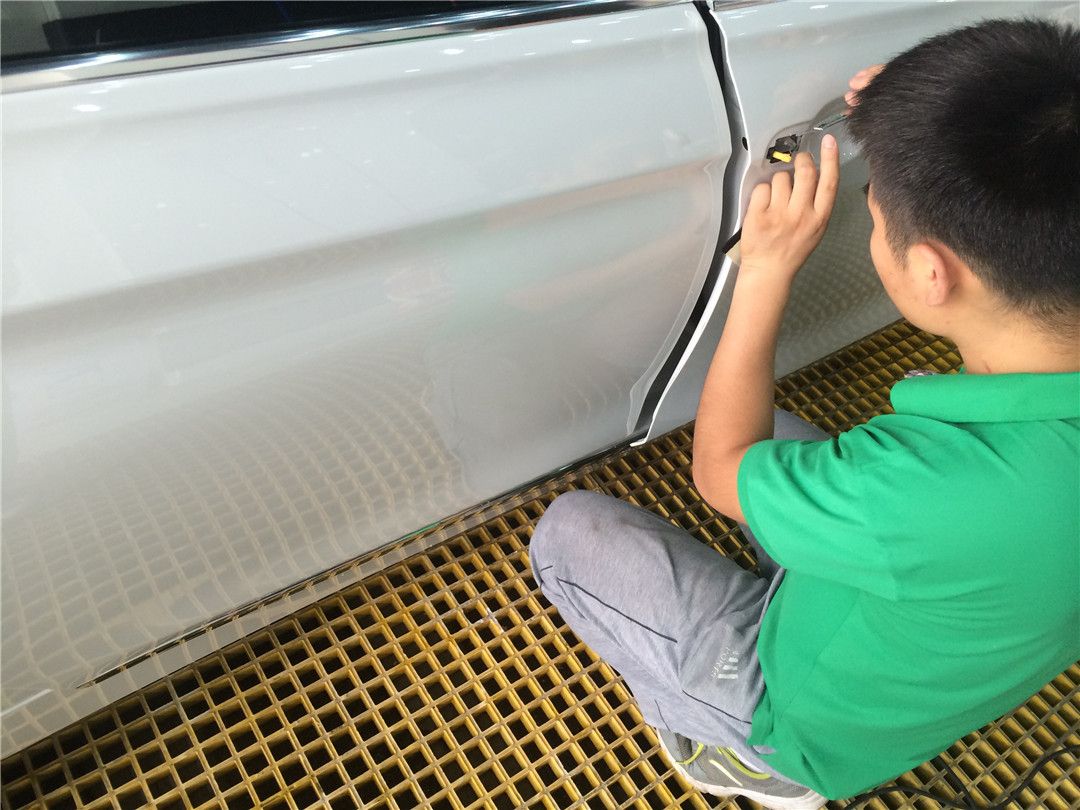 18款宝马320i贴黑色车衣,宝马320li运动套装贴膜