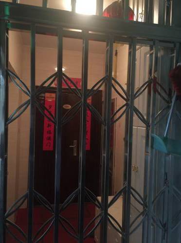 「关注」银川2住户竟将公共区域占为己有！红地毯、铁栅栏全来了！