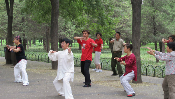 公公背着儿媳重操旧业，意外成为小区大妈们心中男神