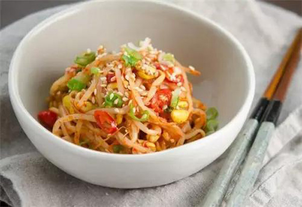 公公背着儿媳重操旧业，意外成为小区大妈们心中男神