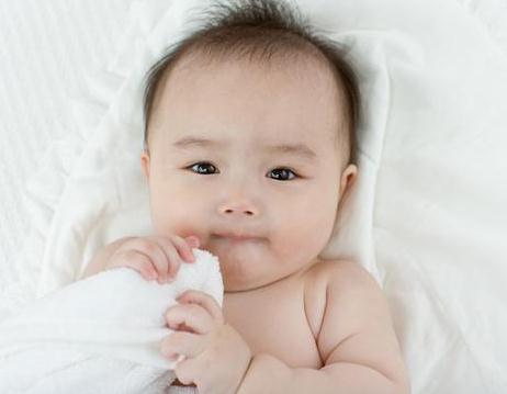 宝宝十几天不拉粑粑还放屁,宝宝十几天不排便是怎么了