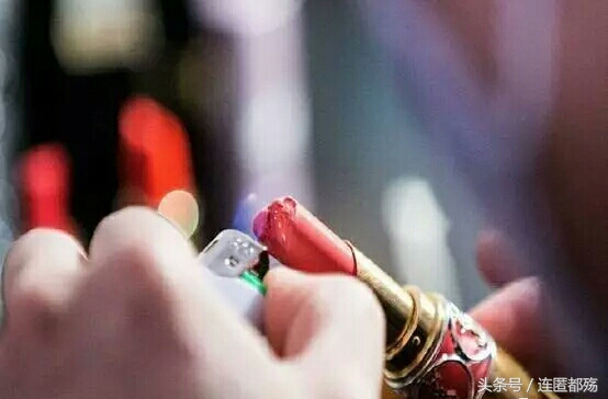 分手了还用着我送她的口红,男朋友送我一支口红却分手