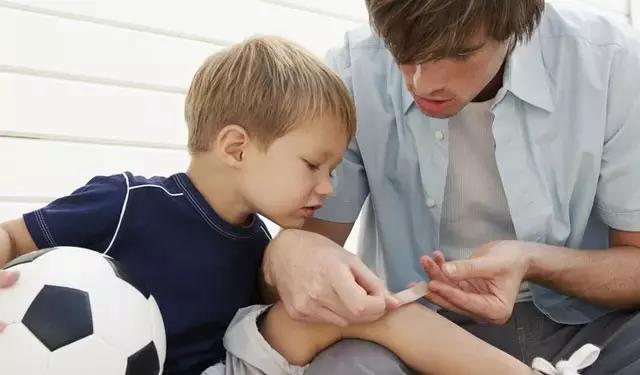 掌握正确处理外伤的方法,骨折是一种常见的外伤做法错误