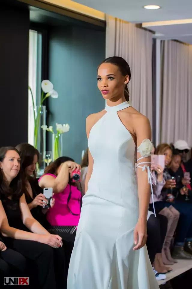 谁家的婚纱可以让你在海边举办婚礼也不怕晒黑？