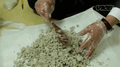 日本女记者品尝即将失传的屎酒！到最后还是吐了！