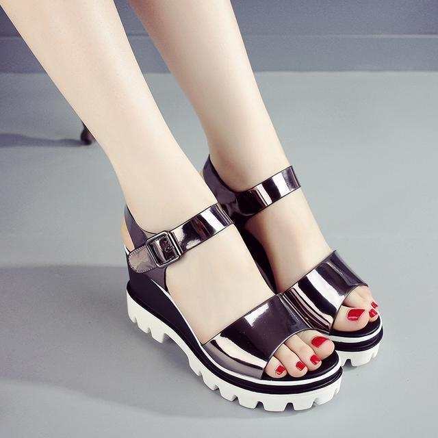 凉鞋与牛仔裤搭配技巧,八厘米一字高跟凉鞋配牛仔裤