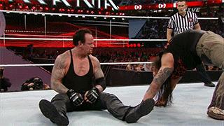 他的传奇不需要WWE冠军来烘托！他只要动动手指，擂台就会踏