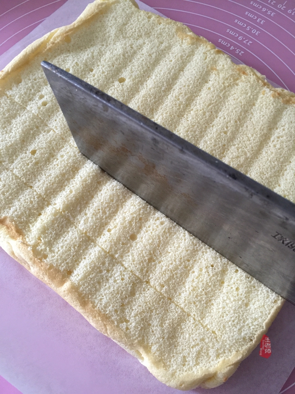 首次学做的蛋卷,特为孙女送上的儿童节礼物—曼越莓干蛋糕卷