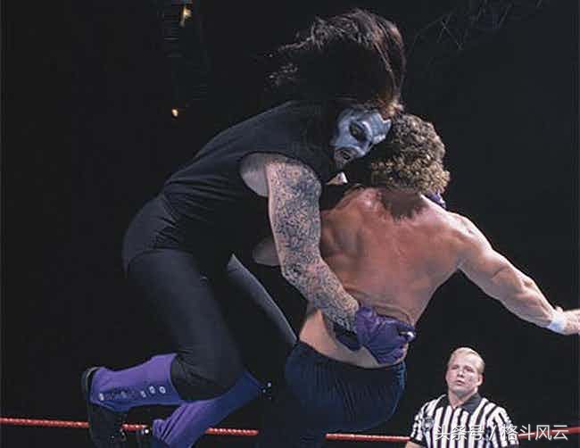 他的传奇不需要WWE冠军来烘托！他只要动动手指，擂台就会踏