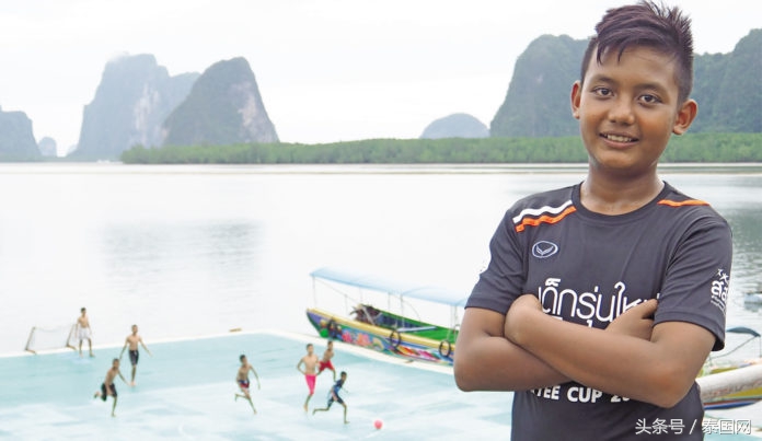 水上漂浮足球场,浮在水上的足球场