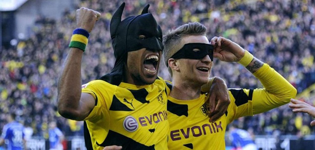 奥巴梅扬图赫尔帅气合影，球迷：美羊羊你穿了谁的裤子！