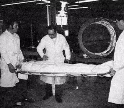 为了复活50年前的“冷冻人”，这个维修工背负了半世纪的骂名
