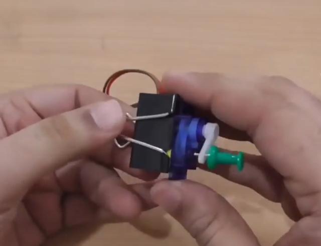 做了这个之后,在不怕出门没有手机没电了,自动发电