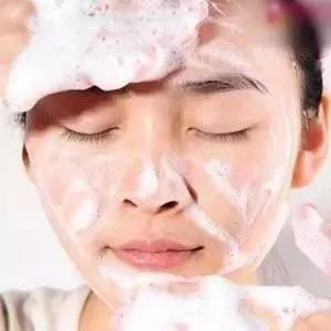 左侧下巴长痘的原因,下巴长痘擦什么药膏