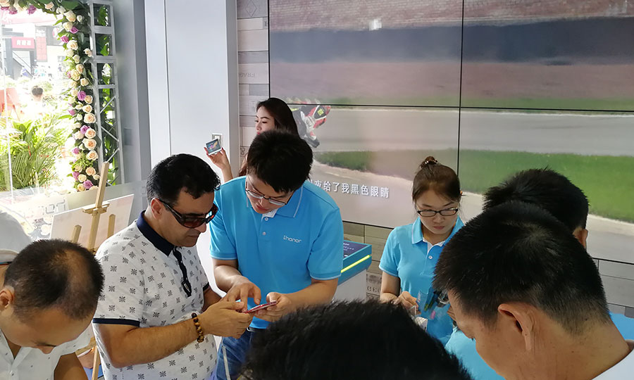 这个手机品牌在深圳开了一家店火爆程度超出想象！