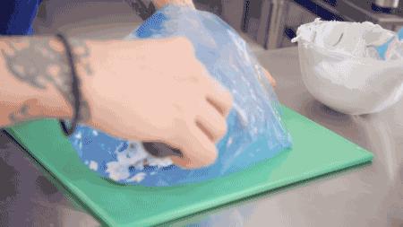 最简单蛋糕裱花教程新手,纸杯蛋糕裱花零基础视频教程