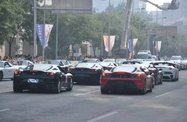 在这里，百万级别的奔驰宝马都是渣渣，这才是北京最牛的一条街