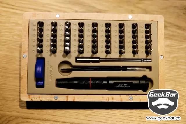 一套12合一的螺丝刀,一套小的螺丝刀