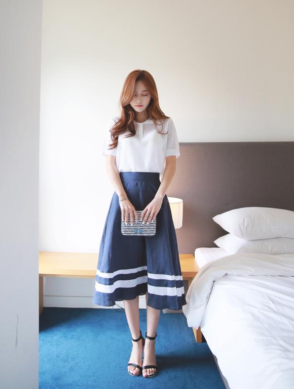 孙允珠夏日海边连衣长裙坐姿穿搭,孙允珠夏日背影