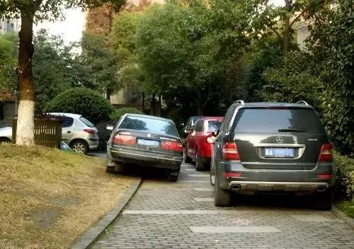 小区里乱停车挡道然后被锁了,小区里乱停车导致道路窄怎么举报