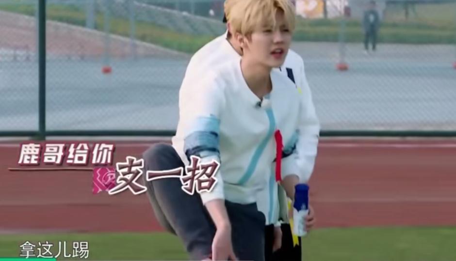 那么多路人甲都阻挡不了,鹿晗和热巴十指相扣对视