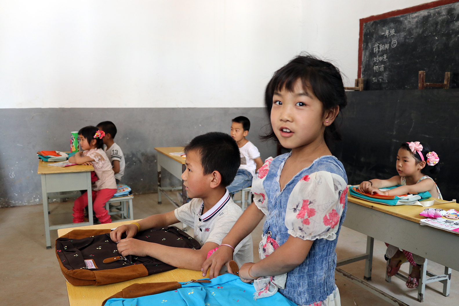 儿童节爱心人士捐赠活动,爱心企业捐赠小学饮水机庆六一