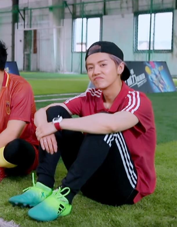 应采儿鹿晗名场面,鹿晗和应采儿比胳膊