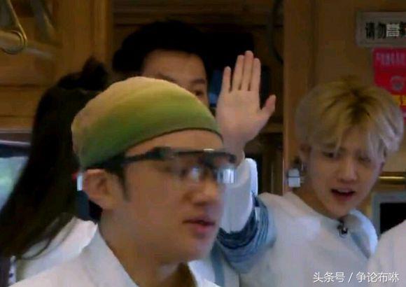 鹿晗给热巴送玫瑰花,鹿晗热巴高甜瞬间