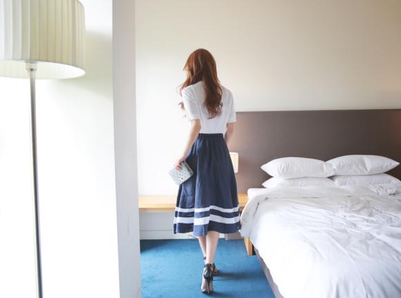 孙允珠夏日海边连衣长裙坐姿穿搭,孙允珠夏日背影