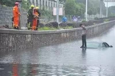 小区里乱停车挡道然后被锁了,小区里乱停车导致道路窄怎么举报
