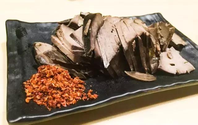 成都的夏夜，就适合穿起拖板儿鞋，整点卤菜，来盘冷啖杯！