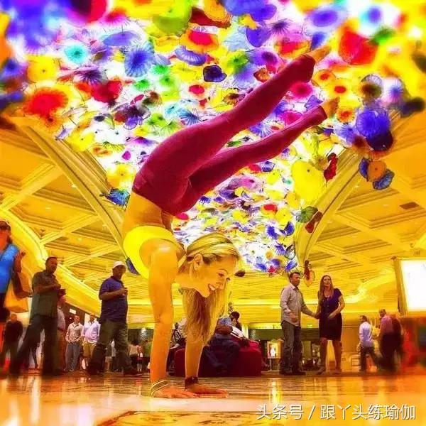 她是一名瑜伽教练英文,瑜伽老师环球旅行