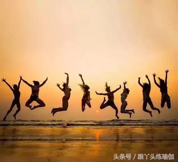 她是一名瑜伽教练英文,瑜伽老师环球旅行