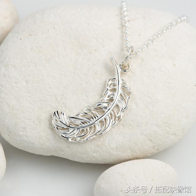 跟周冬雨学珠宝配饰搭配,周冬雨同款小众配饰