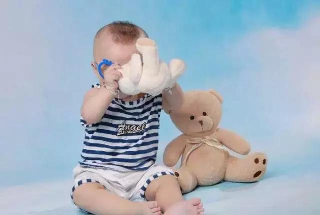 孩子爱粘人怎么解决,小孩粘人怎么克服