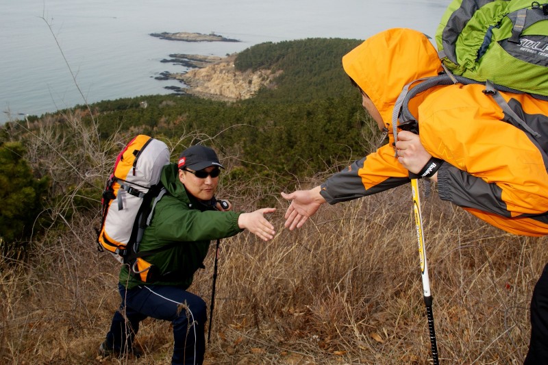 鲁滨逊在搭帐篷时遇到的三个困难,鲁滨逊登山杖的泥托怎么卸掉