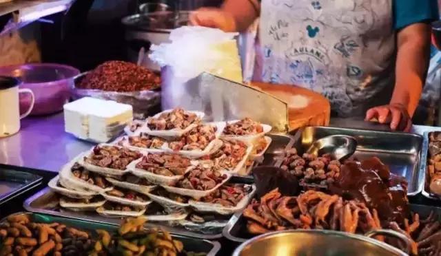 成都的夏夜，就适合穿起拖板儿鞋，整点卤菜，来盘冷啖杯！