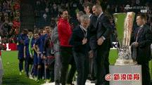 曼联拄拐领奖,撒花庆祝视频完整版