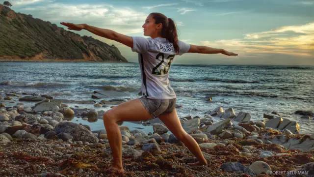 露腰露腿的季节到了瑜伽练起来,因为遇见你我遇见了更好的自己