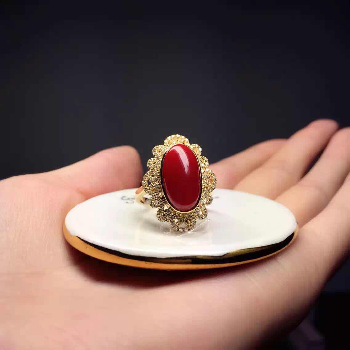 深海美人绝世珍宝红珊瑚,红珊瑚是深海中的千年灵物