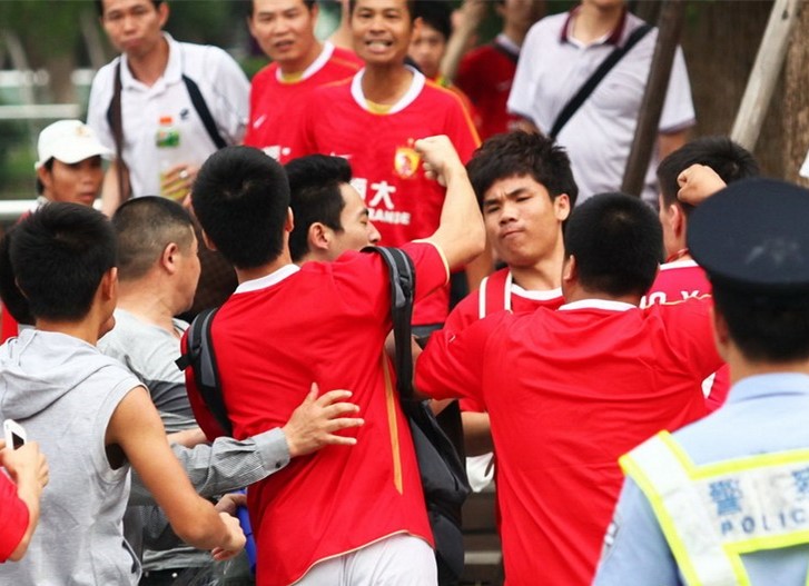 抡板凳，打城管，竖中指中超球迷*力暴**现代史