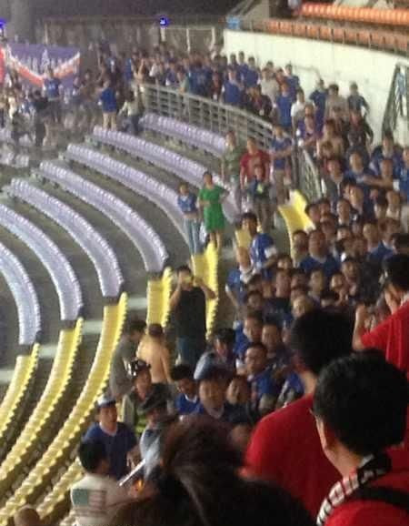 抡板凳，打城管，竖中指中超球迷*力暴**现代史