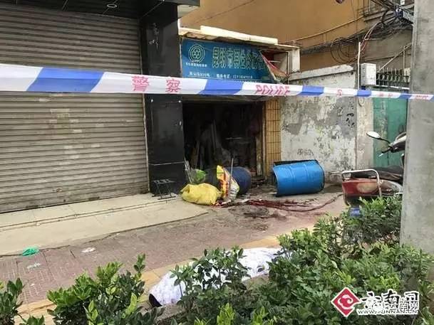 轰隆一声巨响爆炸视频,一声巨响的建筑爆炸