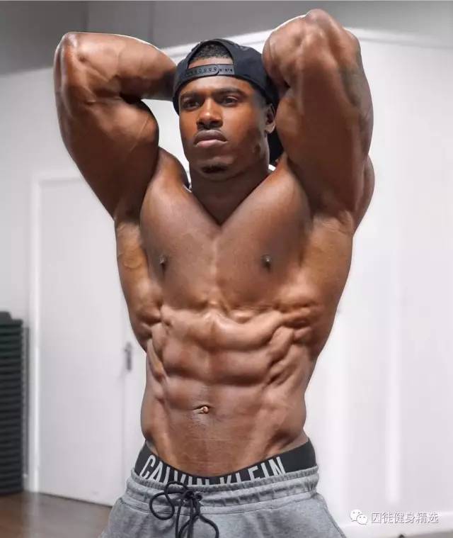 用雕刻刀雕刻动物,用木头雕刻熊猫