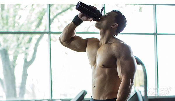 健身肌肉酸疼吃什么最有效,初级健身防止肌肉酸痛该喝什么