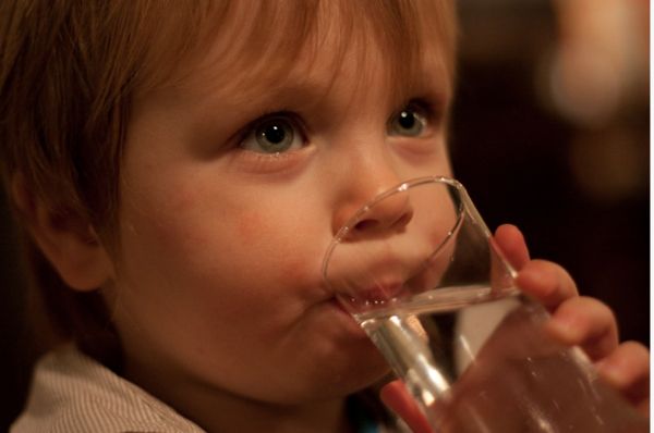 孩子发烧了怎么办,孩子发烧要不要盖被子