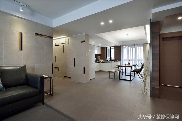 新家装修好了夸装修师傅们的视频,1.5米客厅地面砖错位贴好看